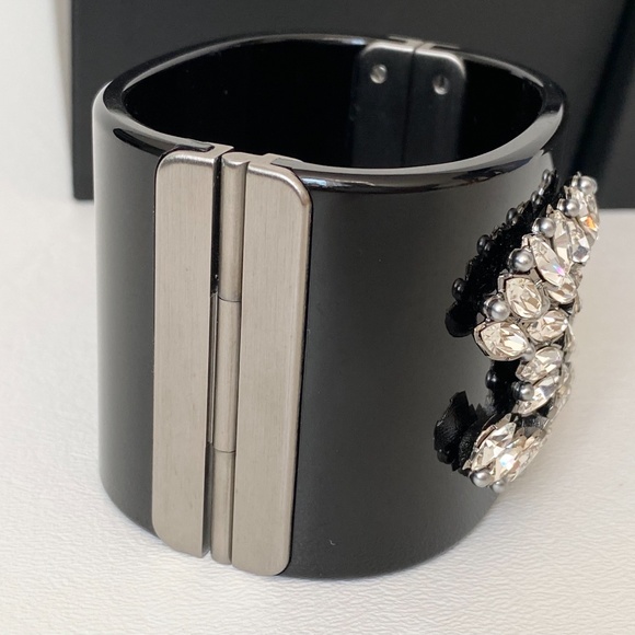 CHANEL 2017K BLACK RESIN CUFF SILVER TONE CC LOGO CRYSTALS NEW IN BOX - Picture 11 of 15